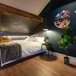The Nest - Luxury 16 Person Apt W Jacuzzi & Parking