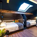 The Nest - Luxury 16 Person Apt W Jacuzzi & Parking