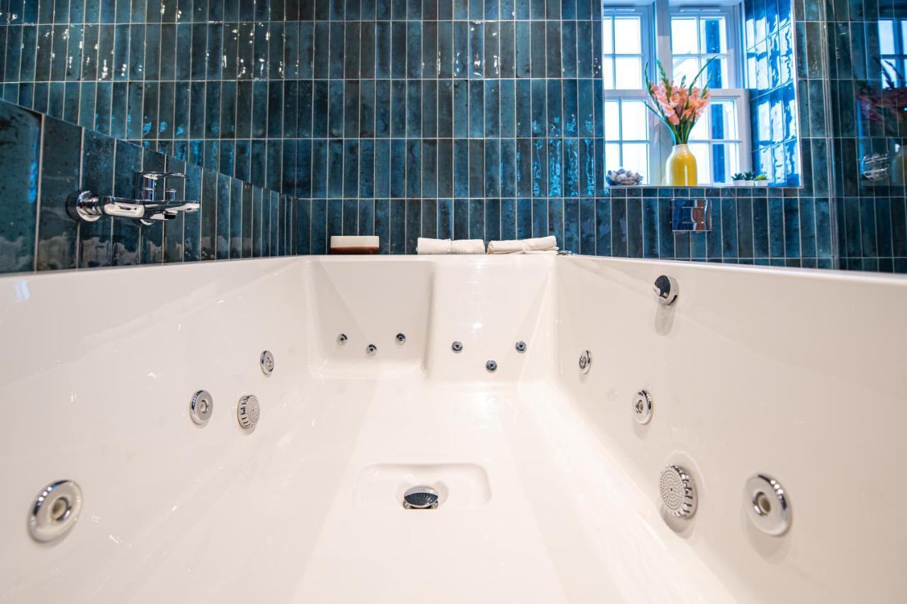 The Nest - Luxury 16 Person W Jacuzzi & Parking *