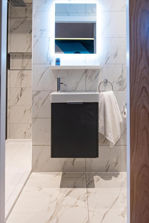 The Nest - Luxury 16 Person W Jacuzzi & Parking Apartment *