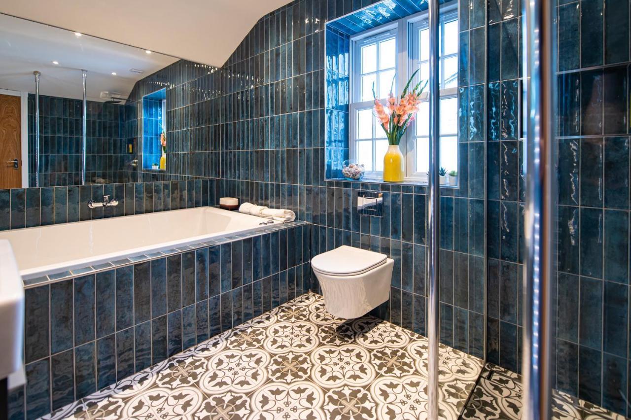 The Nest - Luxury 16 Person W Jacuzzi & Parking